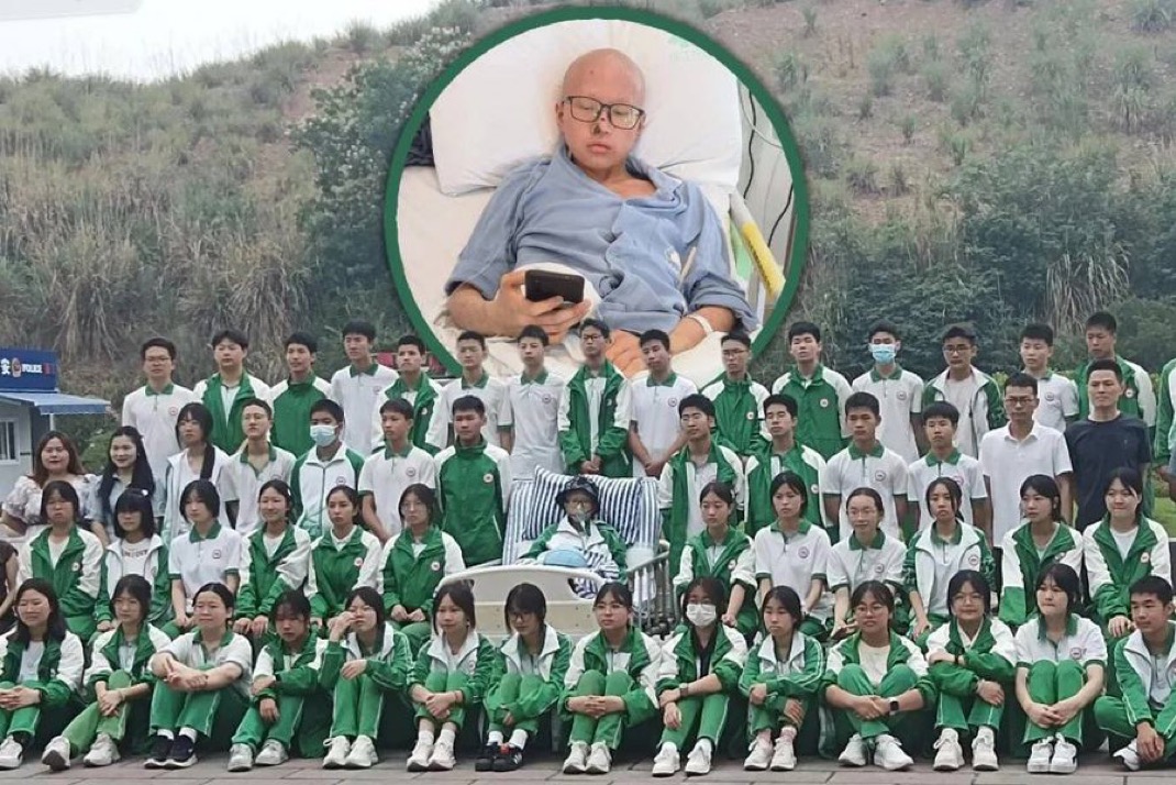 Classmates Walk 2 Kilometers to Give Ren Junjie His Final Graduation Photo